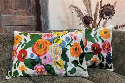 Ikat Velvet kussen rozenkelim wit 60cm x 40cm incl binnen kussen