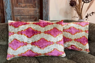Ikat Velvet kussen roze met diverse kleuren 60cm x 40cm