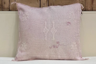 SALE Sabra Kussen uit Marokko licht roze 45cm x 45cm incl vulling nr.64067 (kussen heeft een vlek)