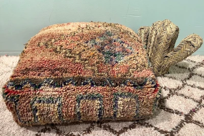 Marokkaanse Poef nr.44110 60cm x 60cm x 25cm (klein gaatje, zie foto's)