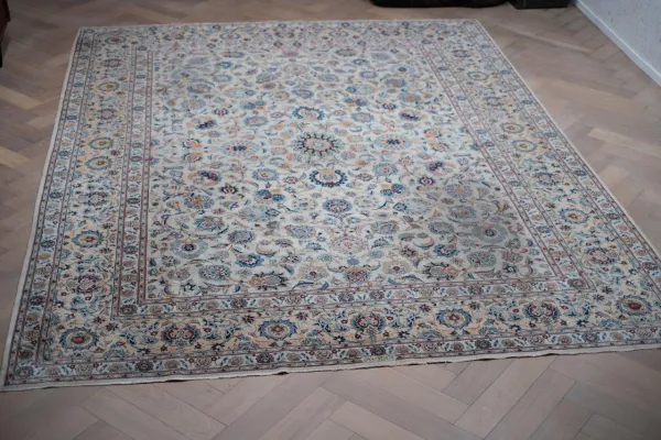Ongeschoren vloerkleed, nr.15460 380cm x 280cm Kleed heeft gebruikssporen 