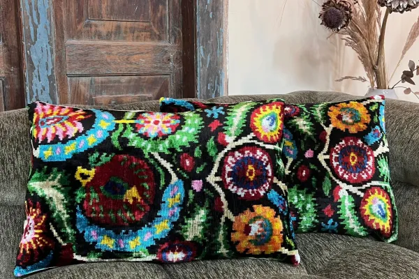 Ikat Velvet kussen zwart met diverse kleuren 60cm x 40cm incl binnen kussen  