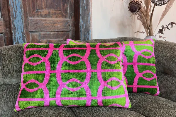 Ikat Velvet kussen groen roze 60cm x 40cm incl binnen kussen  