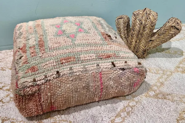 SALE Marokkaanse Poef nr.19122 60cm x 60cm x 25cm incl. vulling (poef is kapot, zie foto's)