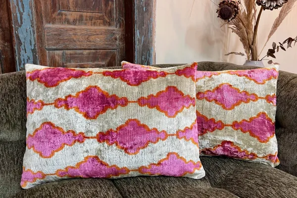 Ikat Velvet kussen roze met diverse kleuren 60cm x 40cm