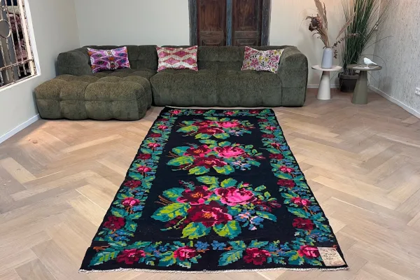 SALE Rozenkelim 12500 313cm x 141cm (Dit kleed is niet gereinigd en heeft slijtage plekken)