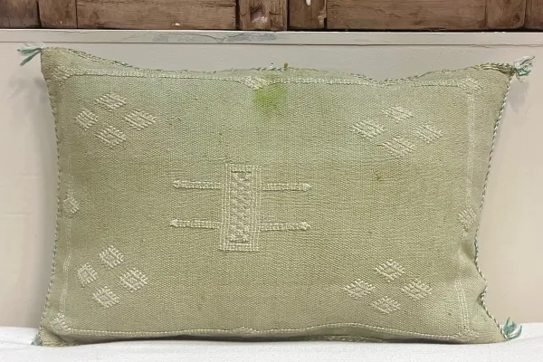 SALE Sabra Kussen uit Marokko groen 60cm x 40cm incl vulling nr.93257 (kussen heeft een vlek)