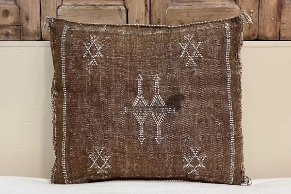 SALE Sabra Kussen uit Marokko bruin 45cm x 45cm incl vulling nr.64113 (kussen heeft een vlek)