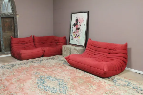 Orignele Togo Ligne Roset Hoek rood  In zeer goede staat. (geen replica, originele Ligne roset stof)