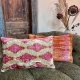 Ikat Velvet kussen roze oranje 60cm x 40cm incl binnen kussen