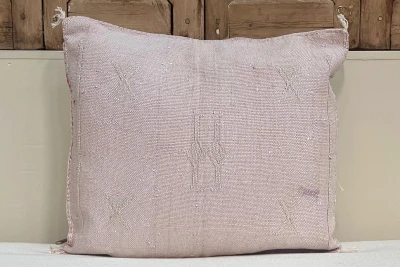 SALE Sabra Kussen uit Marokko licht roze 45cm x 45cm incl vulling nr.64066 (kussen heeft een vlek)