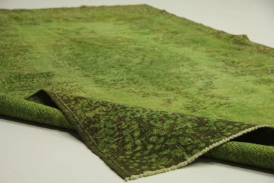 vintage vloerkleed groen 301cm x 175cm Dit kleed wordt gebruikt voor de film  "Alles is Zoals het zou moeten zijn"